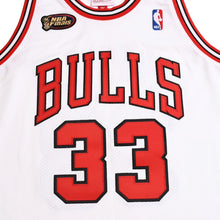 画像をギャラリービューアに読み込む, 新品同様 Mitchell&amp;Ness ミッチェルアンドネス シカゴブルズ スコッティピッペン 1997-98 オーセンティックジャージ サイズL ホワイト レッド 中古 4a002223