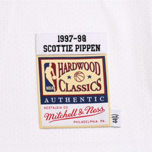 画像をギャラリービューアに読み込む, 新品同様 Mitchell&amp;Ness ミッチェルアンドネス シカゴブルズ スコッティピッペン 1997-98 オーセンティックジャージ サイズL ホワイト レッド 中古 4a002223