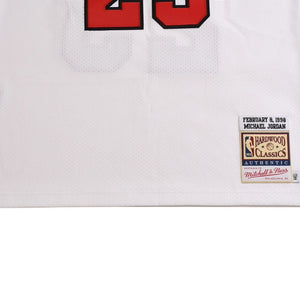 Like new Mitchell&Ness Mitchell &amp; Ness Chicago Bulls Michael Jordan 1997-98 Authentic Jersey White Red Size L Used 4a002303
