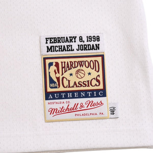 Like new Mitchell&Ness Mitchell &amp; Ness Chicago Bulls Michael Jordan 1997-98 Authentic Jersey White Red Size L Used 4a002303