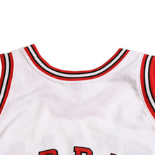 画像をギャラリービューアに読み込む, 新品同様品 Mitchell&amp;Ness ミッチェルアンドネス シカゴブルズ マイケルジョーダン 1997-98オーセンティックユニフォーム ホワイト レッド サイズL 中古 4a002303