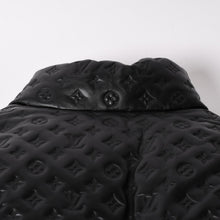 Load image into Gallery viewer, 極美品 LOUIS VUITTON ルイヴィトン ダウンジャケット モノグラムパファーダウンジャケット ブラック サイズ50 ブルゾン 112477 中古 4a001044