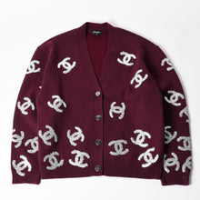 Load image into Gallery viewer, 極美品 CHANEL シャネル オールオーバーCCマークグリッターカシミヤカーディガン バーガンディ シルバーグリッター カシミヤ 2022年 P72997K10494 中古 4a002897