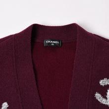 Load image into Gallery viewer, 極美品 CHANEL シャネル オールオーバーCCマークグリッターカシミヤカーディガン バーガンディ シルバーグリッター カシミヤ 2022年 P72997K10494 中古 4a002897