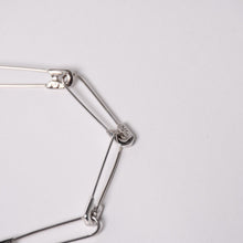 画像をギャラリービューアに読み込む, 極美品 CHROME HEARTS クロムハーツ セーフティピン ポーチ ショルダーバッグ ホワイト シルバー金具 中古 4a003344
