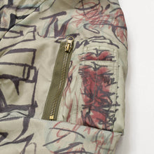 画像をギャラリービューアに読み込む, 新品未使用 MOWALOLA モワローラ GRAFFITI BOMBER グラフィティ ボンバージャケット サイズM カーキ マルチカラー 中古 4a003399