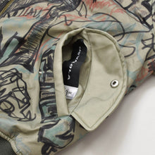画像をギャラリービューアに読み込む, 新品未使用 MOWALOLA モワローラ GRAFFITI BOMBER グラフィティ ボンバージャケット サイズM カーキ マルチカラー 中古 4a003399