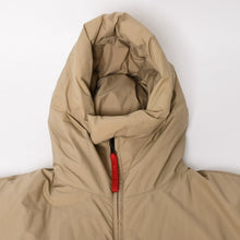 Load image into Gallery viewer, PRADA SPORT プラダスポーツ 中綿ダウンジャケット 24V3770 アウター ベージュ GORE-TEX ゴアテックス コート 52サイズ ブロンズ金具 良品 中古 4a004435