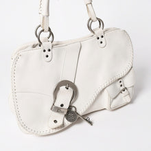 Load image into Gallery viewer, Christian Dior クリスチャンディオール ガウチョショルダーバッグ WS28600 ガリアーノ期 サドルバッグ 2006SS ホワイト 05-MA-0016 シルバー金具 美品 中古 4a003471