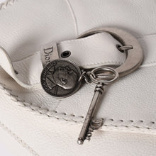 Load image into Gallery viewer, Christian Dior クリスチャンディオール ガウチョショルダーバッグ WS28600 ガリアーノ期 サドルバッグ 2006SS ホワイト 05-MA-0016 シルバー金具 美品 中古 4a003471