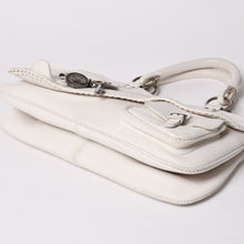 Load image into Gallery viewer, Christian Dior クリスチャンディオール ガウチョショルダーバッグ WS28600 ガリアーノ期 サドルバッグ 2006SS ホワイト 05-MA-0016 シルバー金具 美品 中古 4a003471