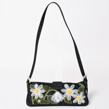 画像をギャラリービューアに読み込む, 極美品 FENDI フェンディ マンマバケット フラワー デニム Shoulder Bag ショルダーバッグ ネイビー 中古 4a003652