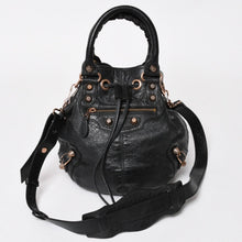 画像をギャラリービューアに読み込む, 極美品 BALENCIAGA バレンシアガ ジャイアントミニポンポン ショルダーバッグ 2WAY ハンドバッグ ラムスキン ピンクゴールド金具 中古 4a003514