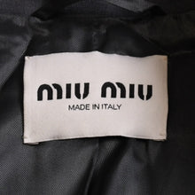 画像をギャラリービューアに読み込む, 極美品 MIUMIU ミュウミュウ シングル テーラードジャケット ロゴパッチ グレー 3つボタンスーツ タグ欠品 中古 4a003298