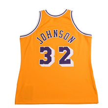 画像をギャラリービューアに読み込む, 新品同様 Mitchell&amp;Ness ミッチェルアンドネス ハードウッドクラシックススウィングマンユニフォーム ロサンゼルスレイカーズ マジックジョンソン 32番 1984-85 イエロー パープル XLサイズ 中古 4a002285