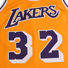 画像をギャラリービューアに読み込む, 新品同様 Mitchell&amp;Ness ミッチェルアンドネス ハードウッドクラシックススウィングマンユニフォーム ロサンゼルスレイカーズ マジックジョンソン 32番 1984-85 イエロー パープル XLサイズ 中古 4a002285
