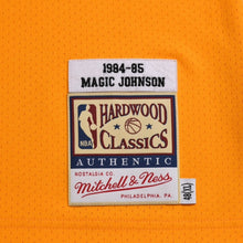 画像をギャラリービューアに読み込む, 新品同様 Mitchell&amp;Ness ミッチェルアンドネス ハードウッドクラシックススウィングマンユニフォーム ロサンゼルスレイカーズ マジックジョンソン 32番 1984-85 イエロー パープル XLサイズ 中古 4a002285