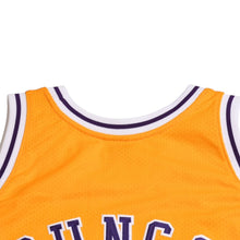 画像をギャラリービューアに読み込む, 新品同様 Mitchell&amp;Ness ミッチェルアンドネス ハードウッドクラシックススウィングマンユニフォーム ロサンゼルスレイカーズ マジックジョンソン 32番 1984-85 イエロー パープル XLサイズ 中古 4a002285