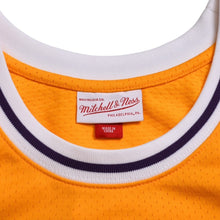 画像をギャラリービューアに読み込む, 新品同様 Mitchell&amp;Ness ミッチェルアンドネス ハードウッドクラシックススウィングマンユニフォーム ロサンゼルスレイカーズ マジックジョンソン 32番 1984-85 イエロー パープル XLサイズ 中古 4a002285