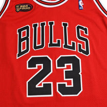 画像をギャラリービューアに読み込む, 新品同様 Mitchell &amp; Ness ミッチェル&amp;ネス シカゴ ブルズ ゲームジャージ サイズ60(4XL) マイケル ジョーダン 1997-98 NBA Finals 中古 4a002306