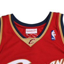 画像をギャラリービューアに読み込む, 新品同様 Mitchell&amp;Ness ミッチェルアンドネス ロードスウィングマンジャージ クリーブランドキャバリアーズ レブロンジェームス 背番号23 2003-04 Sサイズ レッド ホワイト 中古 4a002228