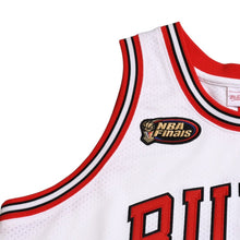 画像をギャラリービューアに読み込む, 新品同様 Mitchell &amp; Ness ミッチェル&amp;ネス シカゴ ブルズ ゲームジャージ サイズ44(L) マイケル ジョーダン 1997-98 NBA Finals 復刻 中古 4a002286
