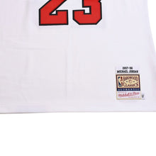 画像をギャラリービューアに読み込む, 新品同様 Mitchell &amp; Ness ミッチェル&amp;ネス シカゴ ブルズ ゲームジャージ サイズ44(L) マイケル ジョーダン 1997-98 NBA Finals 復刻 中古 4a002286