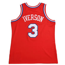 画像をギャラリービューアに読み込む, 新品同様品 Mitchell&amp;Ness ミッチェルアンドネス フィラデルフィアセブンティシクサーズ アレンアイバーソン 2002-03 レトロスウィングマンジャージ サイズL ブルー レッド ホワイト 中古 4a002277