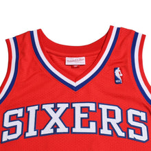 画像をギャラリービューアに読み込む, 新品同様品 Mitchell&amp;Ness ミッチェルアンドネス フィラデルフィアセブンティシクサーズ アレンアイバーソン 2002-03 レトロスウィングマンジャージ サイズL ブルー レッド ホワイト 中古 4a002277