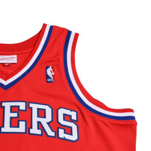 画像をギャラリービューアに読み込む, 新品同様品 Mitchell&amp;Ness ミッチェルアンドネス フィラデルフィアセブンティシクサーズ アレンアイバーソン 2002-03 レトロスウィングマンジャージ サイズL ブルー レッド ホワイト 中古 4a002277