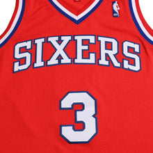 画像をギャラリービューアに読み込む, 新品同様品 Mitchell&amp;Ness ミッチェルアンドネス フィラデルフィアセブンティシクサーズ アレンアイバーソン 2002-03 レトロスウィングマンジャージ サイズL ブルー レッド ホワイト 中古 4a002277