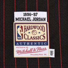 画像をギャラリービューアに読み込む, 新品同様 Mitchell &amp; Ness ミッチェル&amp;ネス シカゴ ブルズ ゲームジャージ サイズ40(M) マイケル ジョーダン 1996-97 ストライプ 中古 4a002271