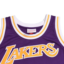 画像をギャラリービューアに読み込む, 新品同様品 Mitchell&amp;Ness ミッチェルアンドネス ロサンゼルスレイカーズ マジックジョンソン 1984−85 シーズンロード用 スウィングマンジャージ サイズL パープル イエロー 中古 4a002282