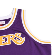 画像をギャラリービューアに読み込む, 新品同様品 Mitchell&amp;Ness ミッチェルアンドネス ロサンゼルスレイカーズ マジックジョンソン 1984−85 シーズンロード用 スウィングマンジャージ サイズL パープル イエロー 中古 4a002282