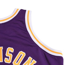 画像をギャラリービューアに読み込む, 新品同様品 Mitchell&amp;Ness ミッチェルアンドネス ロサンゼルスレイカーズ マジックジョンソン 1984−85 シーズンロード用 スウィングマンジャージ サイズL パープル イエロー 中古 4a002282