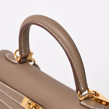 画像をギャラリービューアに読み込む, 極美品 HERMES エルメス Kelly retourne 25 ケリー 25 2WAYバッグ トリヨンクレマンス エトゥープ 内縫い U刻印 GD金具 2022年製 中古 4a003273
