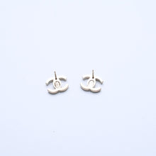 Load image into Gallery viewer, 極美品 CHANEL シャネル ピアス スリム ココマーク マーブル柄 ゴールド ブラック 10c 刻印片側 earrings slim CC chain 10C GD×BK 美品 中古 4a000638