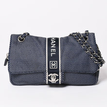 画像をギャラリービューアに読み込む, 極美品 CHANEL シャネル スポーツライン メッシュチェーンショルダーバッグ ファブリック ココマーク CCターンロック ネイビー 9番台 中古 4a003493