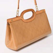 画像をギャラリービューアに読み込む, 極美品 LOUIS VUITTON ルイヴィトン ロクスバリー ドライブ 2WAYバッグ M91372 モノグラム ヴェルニ ベージュ ゴールド金具 中古 4a003473