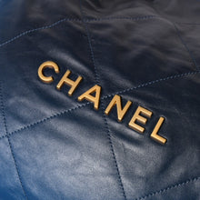 画像をギャラリービューアに読み込む, 極美品 CHANEL シャネル 22 ハンドバッグ ショルダーバッグ ランダム番台 シャイニーカーフスキン ブルー グラデーション 中古 4a003527