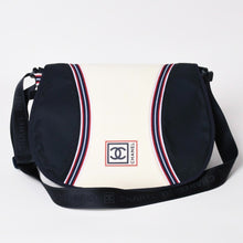 Load image into Gallery viewer, 極美品 CHANEL シャネル スポーツライン ショルダーバッグ A31243 10番台 ココマーク ネイビー アイボリー シルバー金具 中古 4a003492