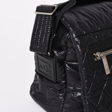 Load image into Gallery viewer, 極美品 CHANEL シャネル コココクーン ショルダーバッグ 17番台 ナイロン ブラック シルバー金具 中古 4a003532