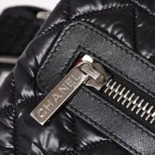 Load image into Gallery viewer, 極美品 CHANEL シャネル コココクーン ショルダーバッグ 17番台 ナイロン ブラック シルバー金具 中古 4a003532