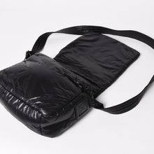 Load image into Gallery viewer, 極美品 CHANEL シャネル コココクーン ショルダーバッグ 17番台 ナイロン ブラック シルバー金具 中古 4a003532