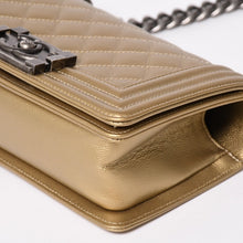 Load image into Gallery viewer, 新品同様 CHANEL シャネル ボーイシャネル ショルダーバッグ 25番台 キャビアスキン メタル ゴールド マッドブラック金具 中古 4a003490