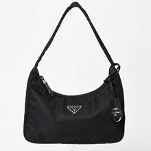 Load image into Gallery viewer, 極美品 PRADA プラダ ホーボー ワンショルダーバッグ MV519 ナイロン ブラック トライアングルロゴ シルバー金具 中古 4a003553