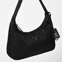 Load image into Gallery viewer, 極美品 PRADA プラダ ホーボー ワンショルダーバッグ MV519 ナイロン ブラック トライアングルロゴ シルバー金具 中古 4a003553