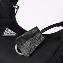 Load image into Gallery viewer, 極美品 PRADA プラダ ホーボー ワンショルダーバッグ MV519 ナイロン ブラック トライアングルロゴ シルバー金具 中古 4a003553