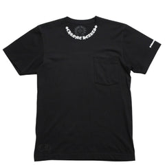 新品同様 CHROME HEARTS クロムハーツ ネックロゴ プリントポケットTシャツ 半袖Tシャツ ブラック Sサイズ スクロールラベル CHロゴ 中古 4a004022