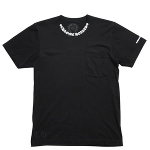 新品同様 CHROME HEARTS クロムハーツ ネックロゴ プリントポケットTシャツ 半袖Tシャツ ブラック Sサイズ スクロールラベル CHロゴ 中古 4a004022